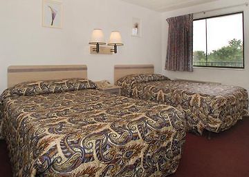 Days Inn & Suites By Wyndham Indianapolis Airport East Buitenkant foto
