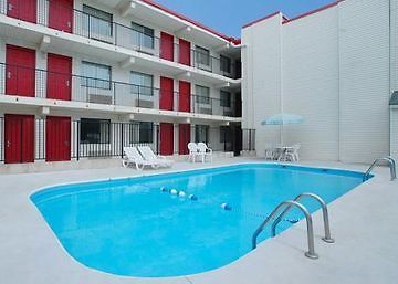 Days Inn & Suites By Wyndham Indianapolis Airport East Buitenkant foto