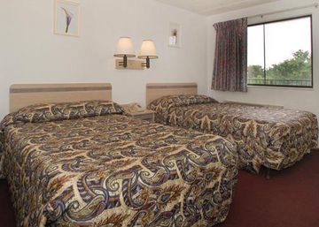 Days Inn & Suites By Wyndham Indianapolis Airport East Buitenkant foto