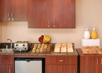 Days Inn & Suites By Wyndham Indianapolis Airport East Buitenkant foto